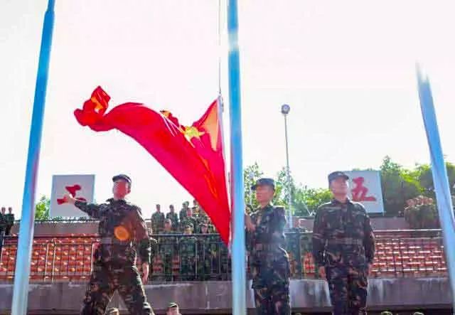 这所高校退伍兵宿舍火了，著名主持人鲁豫前来探访