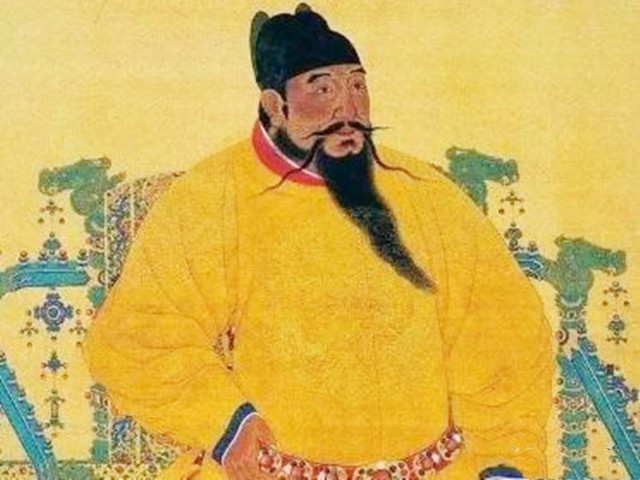 一个小官遇见了朱元璋，不认识朱元璋还跟他喝酒，结果官升十级