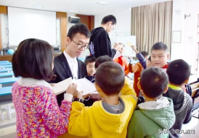 大山走出去的状元，假期邀请同学回乡支教扶贫