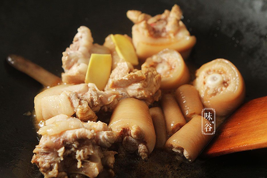 猪身上最美味的部位，和花生一起焖，鲜香营养，女人下饭男人下酒