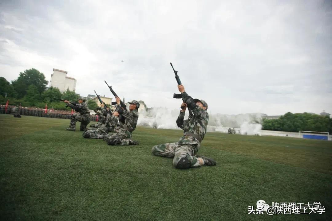 雨中闭幕，2020级军训汇报，请您检阅