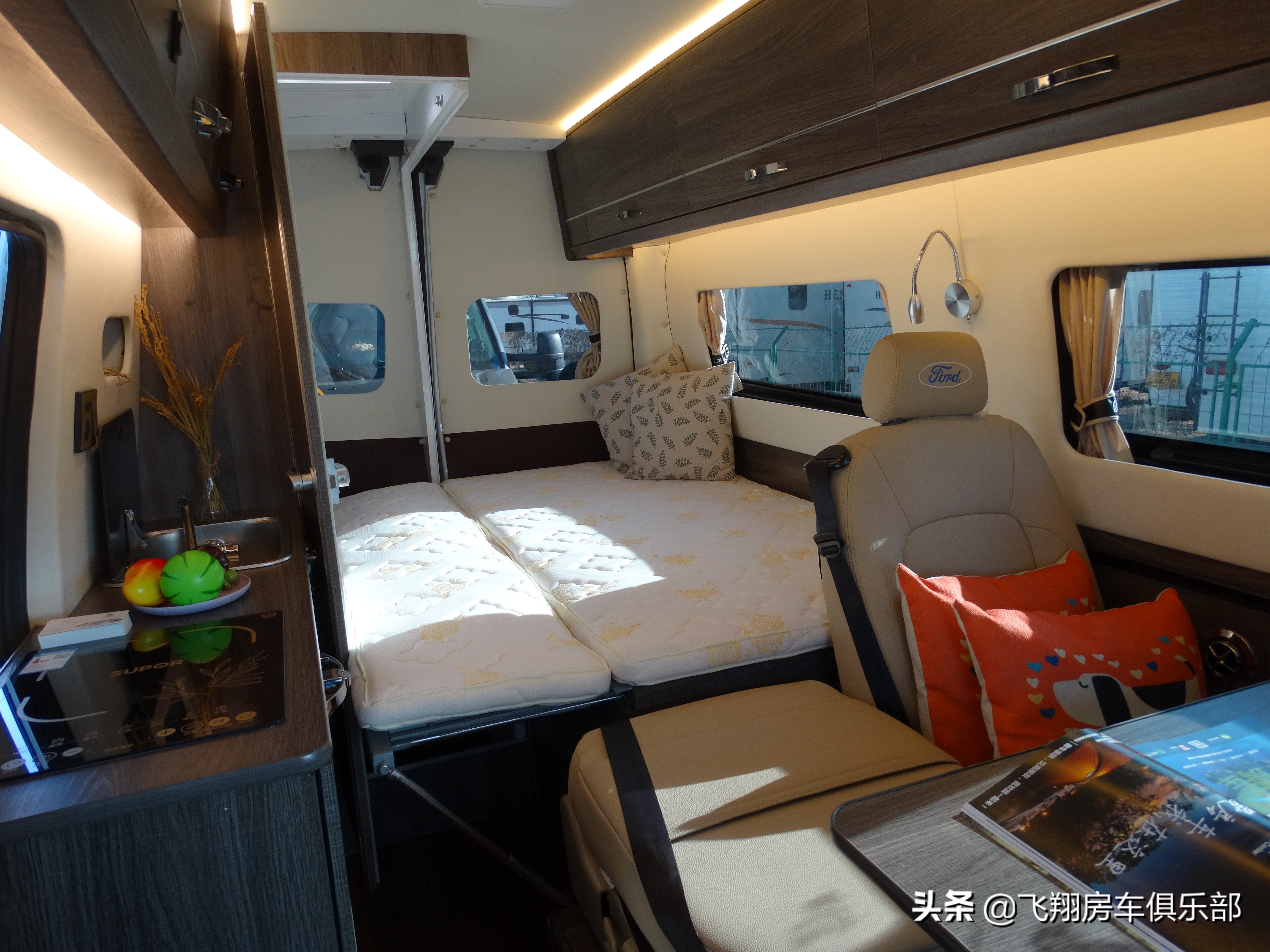 飞翔房车福特全顺系列经典车型再次亮相，太原房车展B型T型随意选