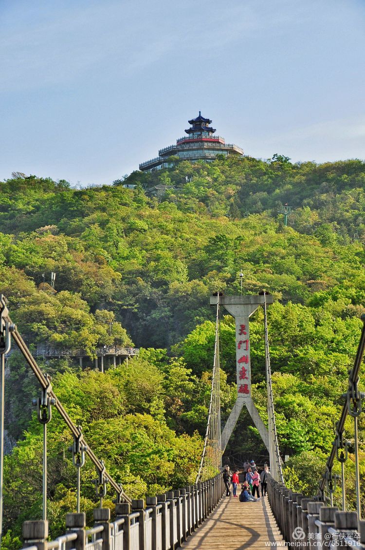 玉壶峰下松涛起，天界佛国掸尘埃！走遍千山万岭，唯天门山独有