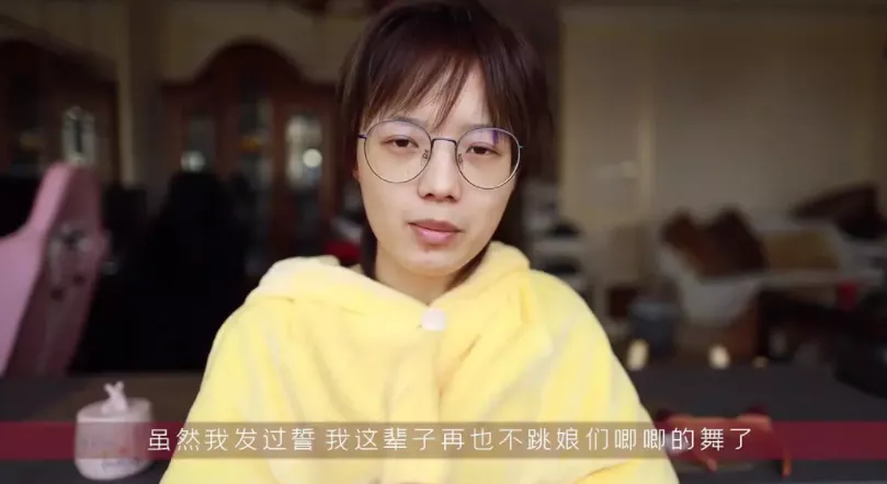 可悲！党妹解约搬家，粉丝礼物当垃圾扔，还有人送她南京文化地图