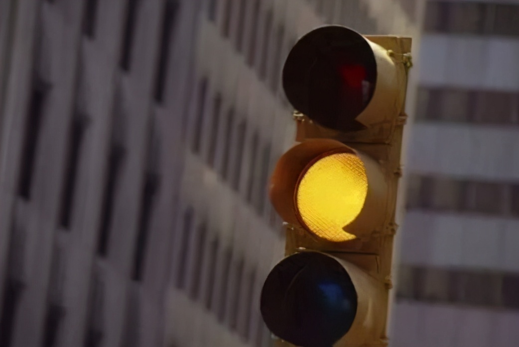 交通信号灯中的黄灯表示什么 读车号