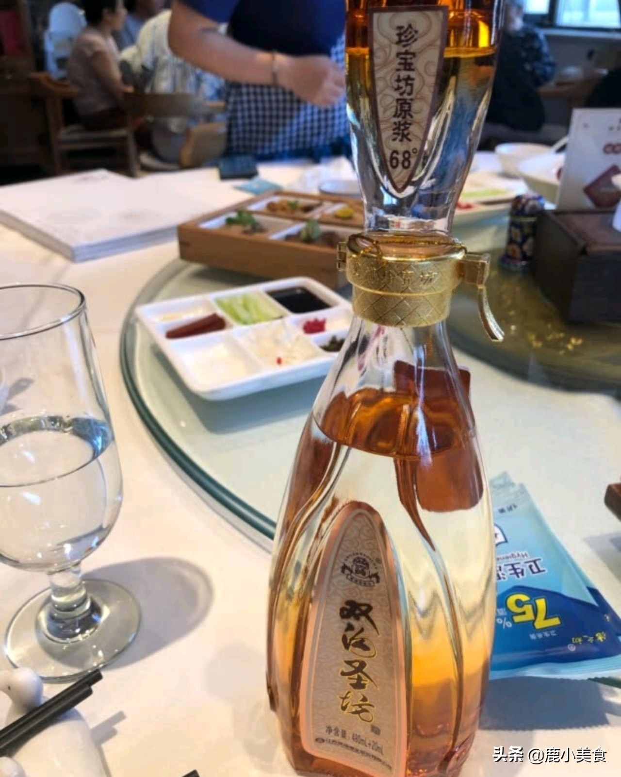 白酒送礼,8款“中端级”浓香型白酒最合适,价格不贵上档次