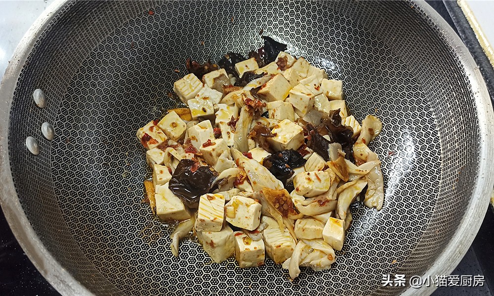 家常溜豆腐这么做，味道鲜美做法简单，比红烧肉还香，特别好吃