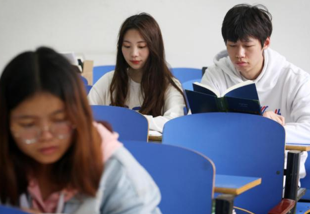 大学生的“洗头式”社交，令不少家长不能理解，学生却深有同感