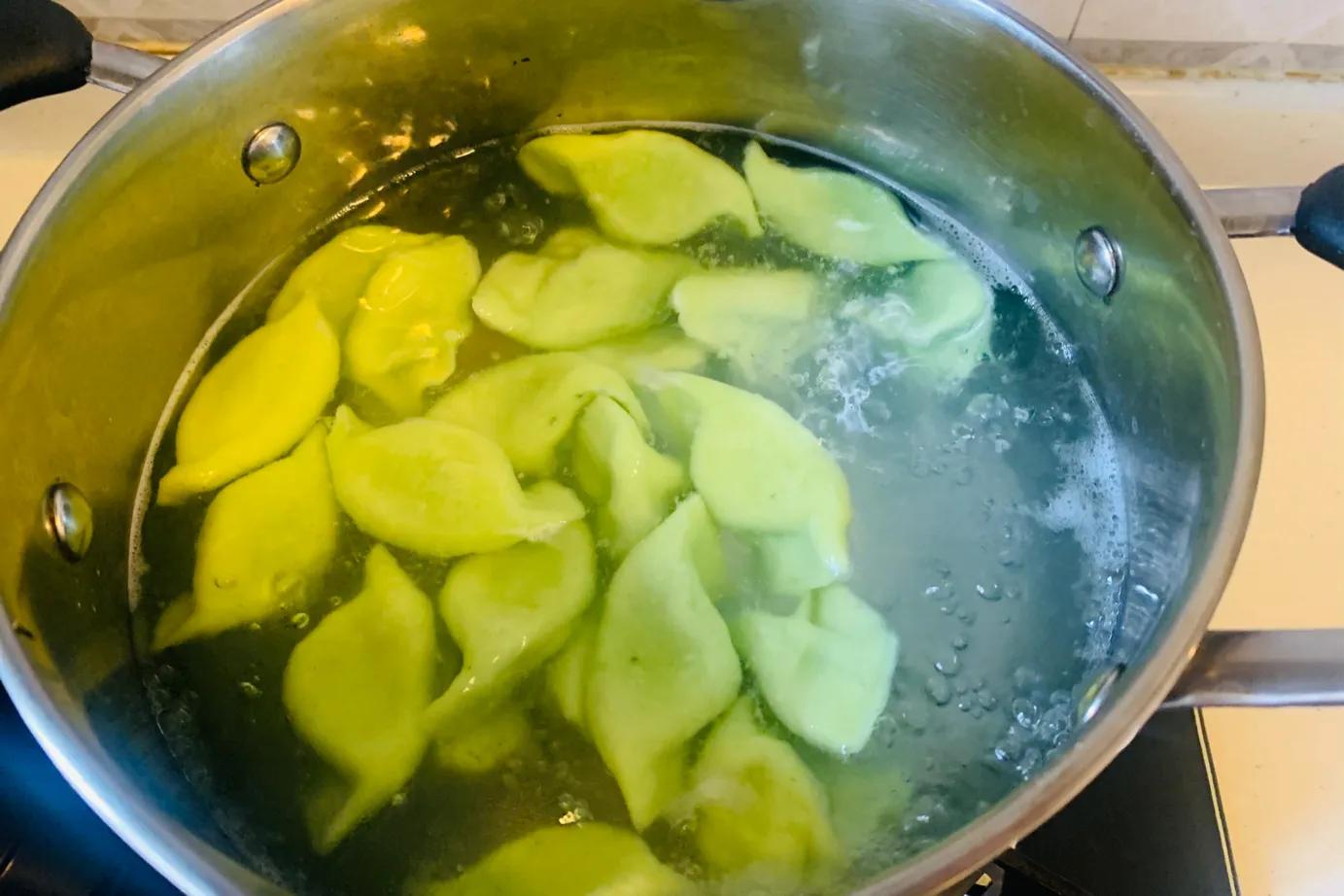 菠菜汁这样和面，一煮一滤0添加，拌入面中营养健康，颜色还更绿