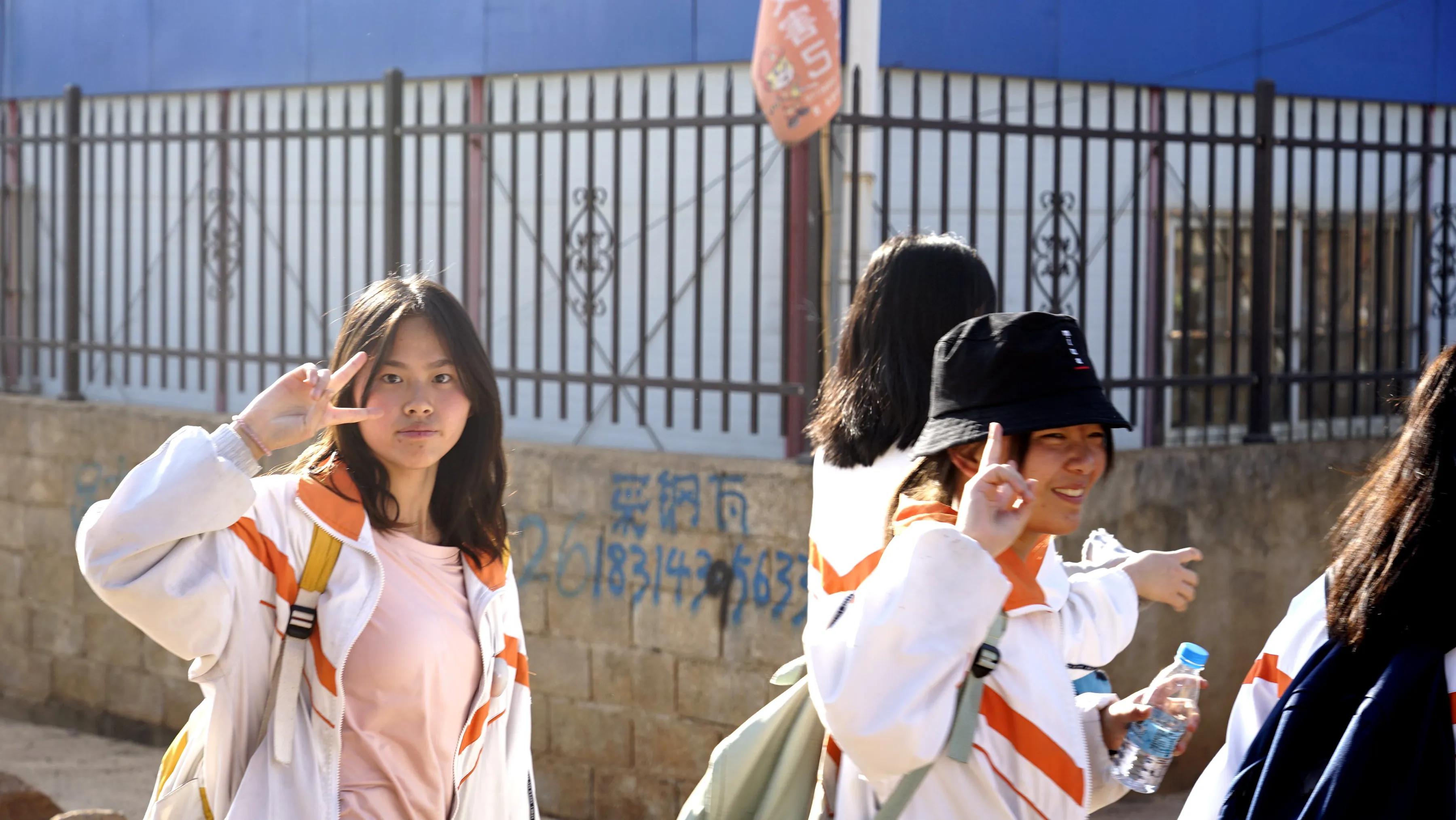 35里，昆钢一中学子用“脚”上了堂思政课