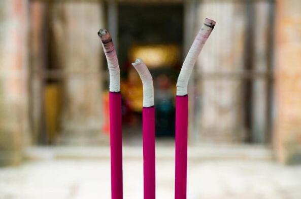 上香为什么是三炷?这里面的门道,你可知晓?