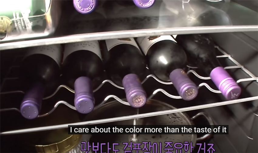 44岁主妇酷爱紫色，把家装成“紫色王国”！连做的饭都是紫色的