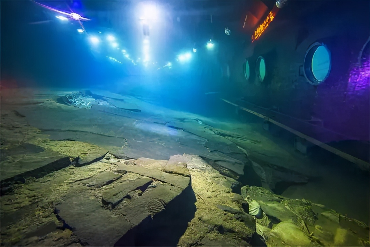 就在于,若要到达宝藏腹地,必须坐着近100米的扶梯,沉到40米深的江底