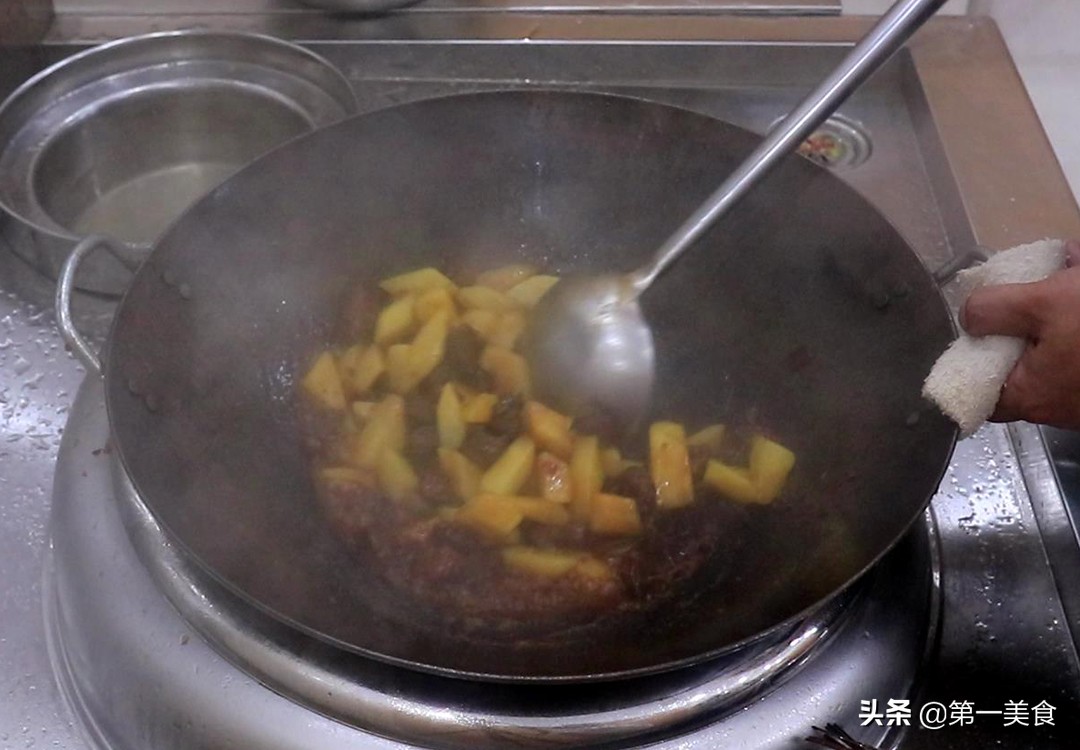 土豆烧牛肉怎么烧又好吃又嫩（酱牛肉烧土豆好吃的诀窍）