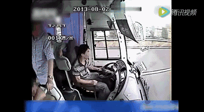 车辆多拉载一个小孩不算超员吗？戳进来看看答案 </p><p>　　 知危险 会避险