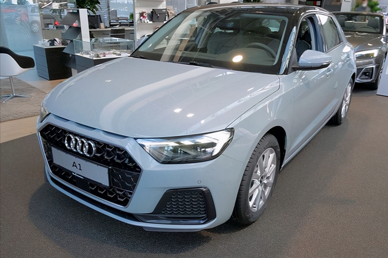 1.0T+数字化大屏内饰，实拍全新奥迪A1，预售15万，还看啥思域