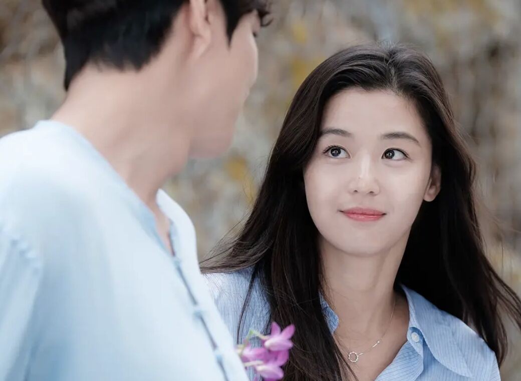 影后全智贤身材太辣，大方秀出马甲线，与百亿富豪老公已生两娃