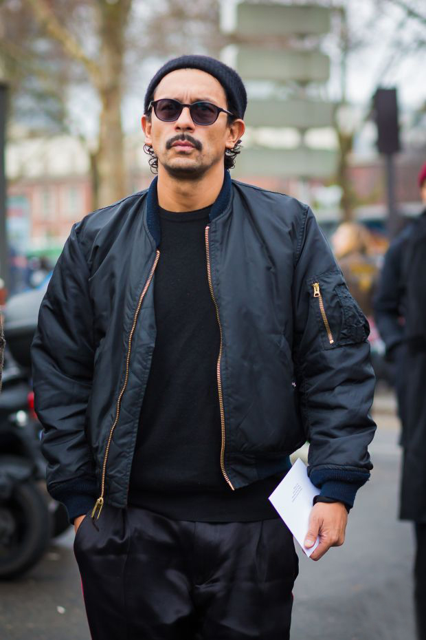 男士选外套不在多,这件ma-1飞行夹克很实用,这样穿减龄帅气