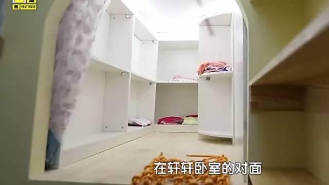 北京一家5口挤17㎡棺材房，70岁姥爷竟睡吊铺，全家只有一张床！
