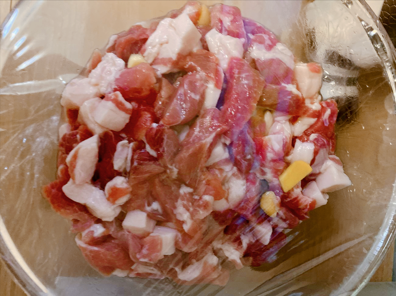 灌香肠时，记住加盐比例很重要，香肠鲜香入味越嚼越香，还不发霉