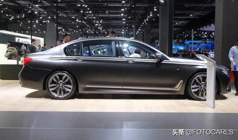 宝马m760li 66t v12实拍,炭黑极富磨砂质感,宝马史上最快加速