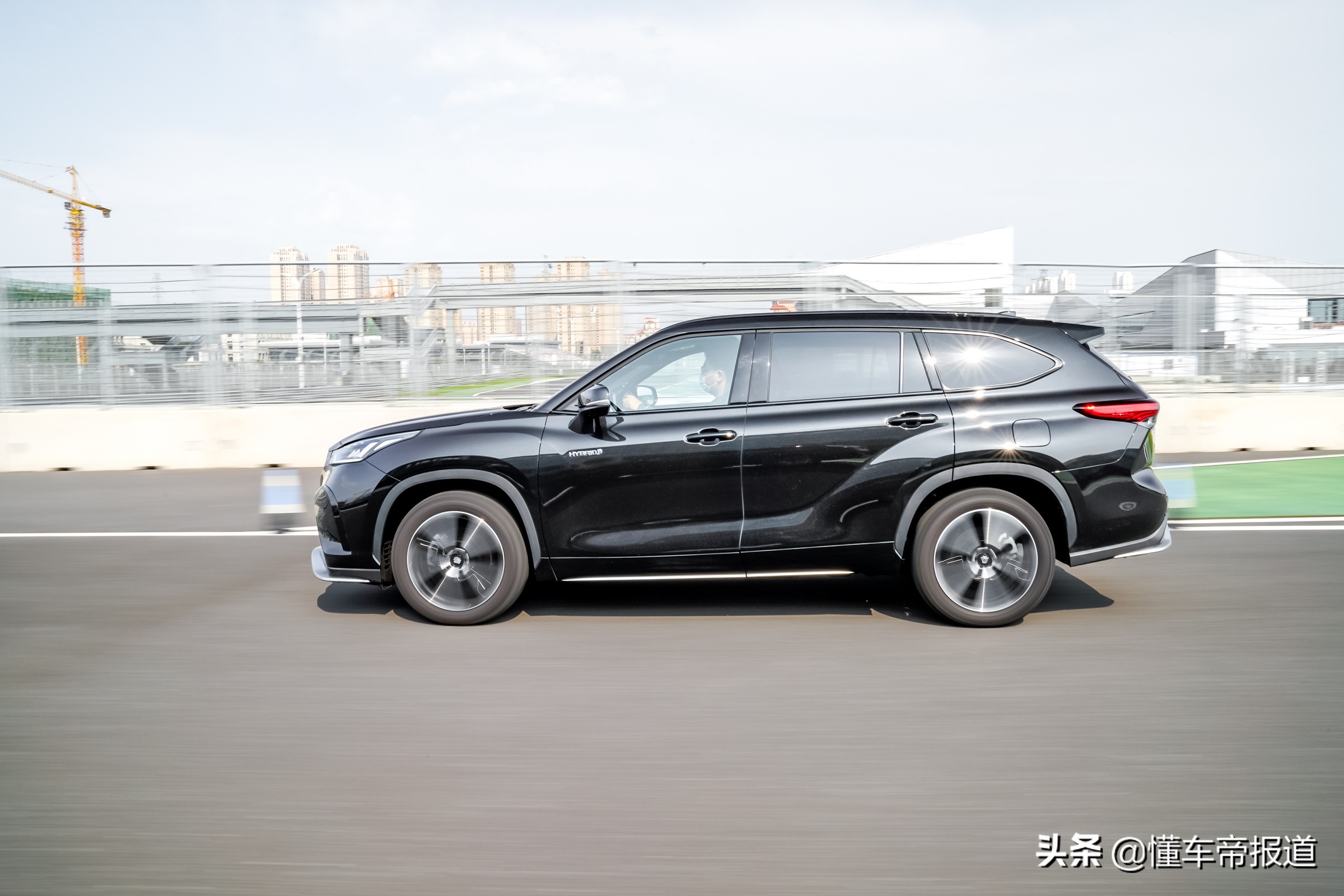 试驾｜同宗同源，却定位更高？一汽丰田皇冠陆放初体验