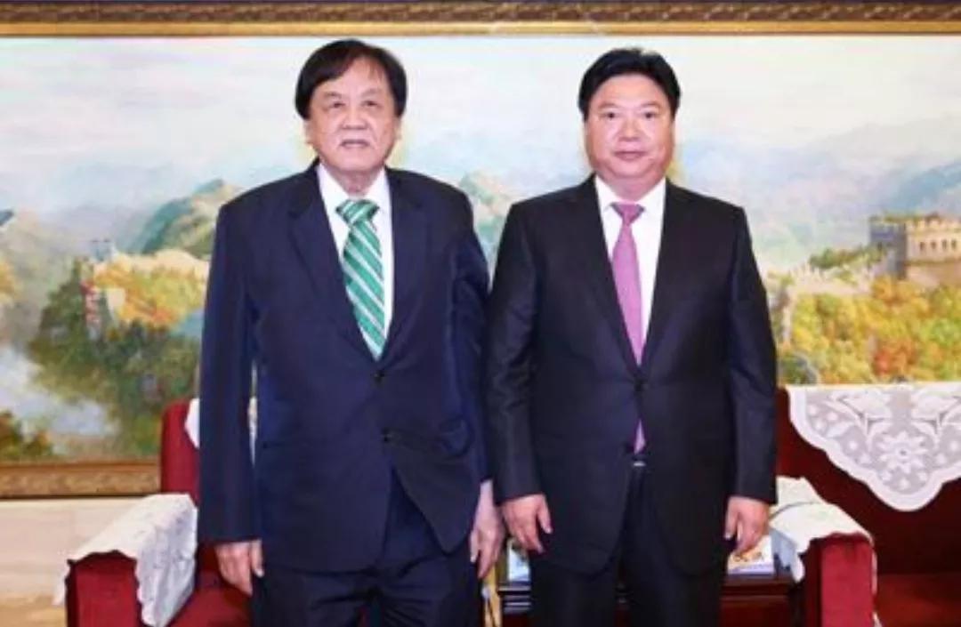 他是世界福州十邑同乡总会创会会长，马来西亚十大富豪