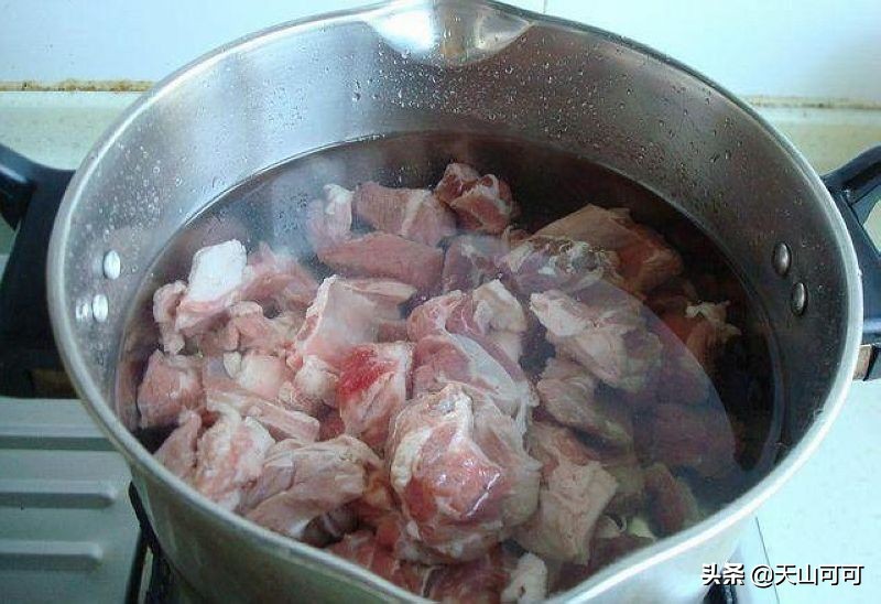 1,肉类焯水法:肉类又分为牛羊肉,鸡鸭,猪肉的焯水法,他们都有各种不同