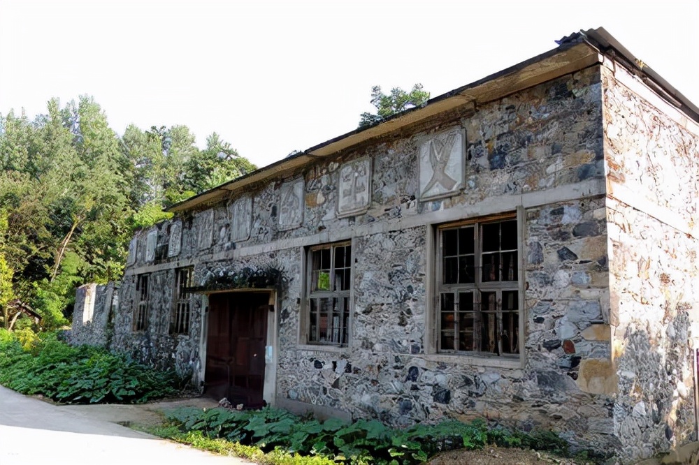 鄂西北一处军工厂，修建一条厂区15公里铁路专用线，主要生产医药