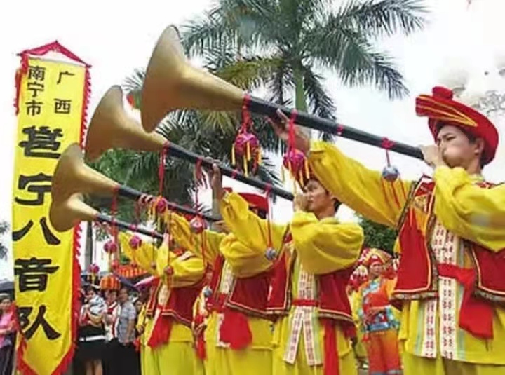 他身高1米49，在夜场当小丑，却将女儿培养成唢呐名家，年入百万