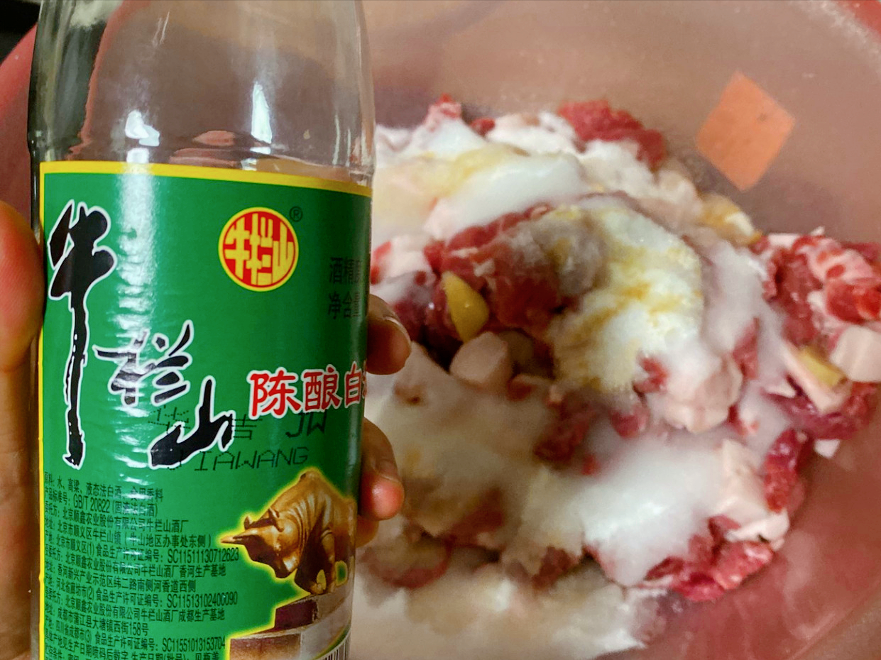 灌香肠时，记住加盐比例很重要，香肠鲜香入味越嚼越香，还不发霉