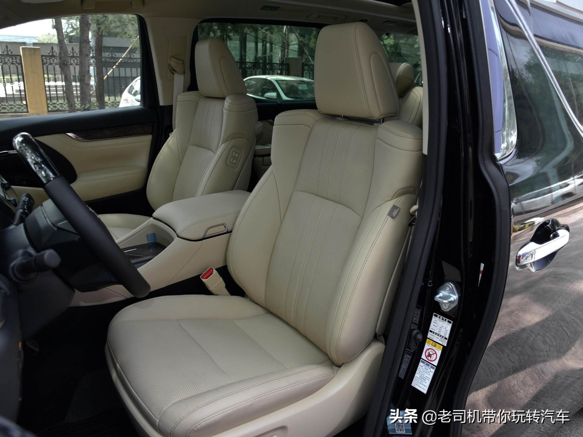 豪华还不加价，航空座椅MPV，7.1L油耗带四驱，带你看丰田威尔法