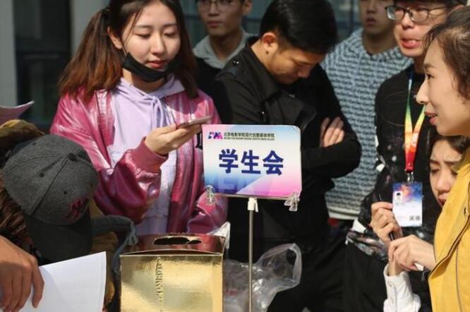 大学里哪个班委值得竞选？选择班长职位很吃亏，聪明人都这样选