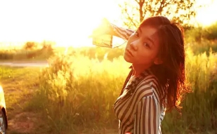 周迅半裸油画卖184万，这个90后女大学生当“裸模”却被骂惨