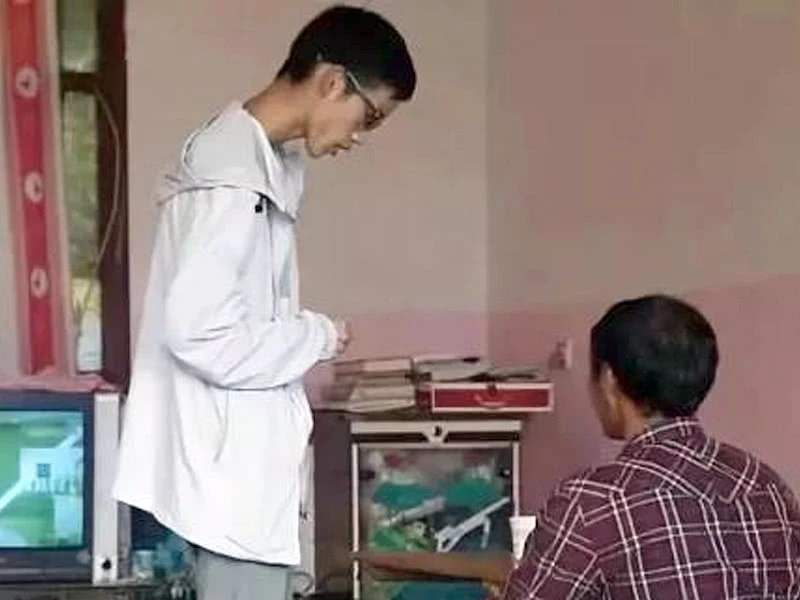 713分高考状元考进清华，录取通知书送达时，他还在工地搬砖