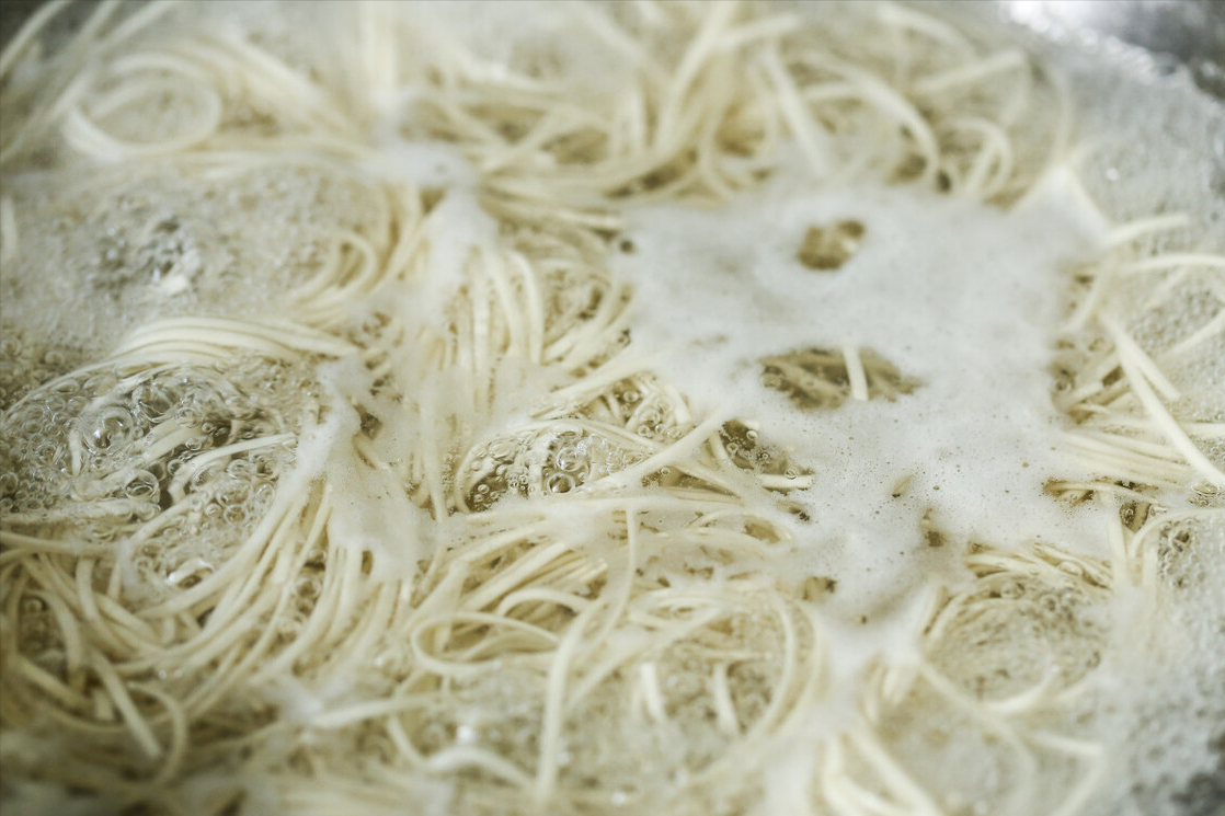 家常炒面，掌握2个技巧，爽滑劲道，好吃不粘连，用挂面做也好吃