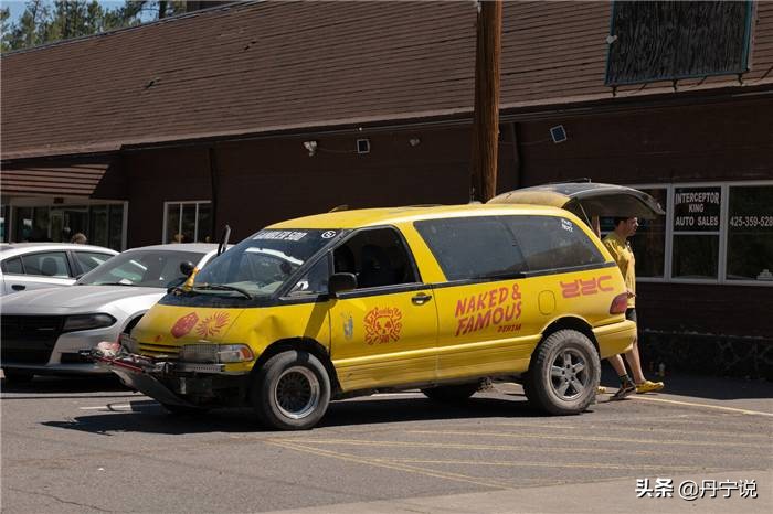 一辆500美元改装车，一段500英里路程和一条连体牛仔裤的旅行