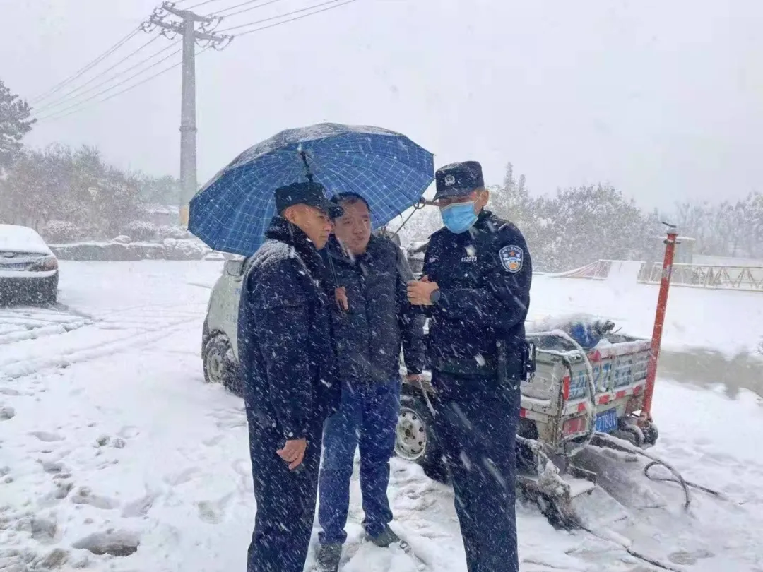 雨雪中的守护：济南公安化身成为风雪中的最美警色