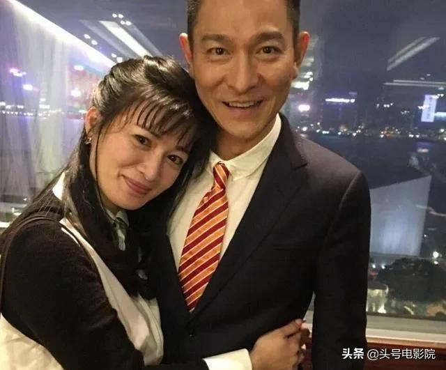 《鹿鼎记》23年后陈小春翻红，7个老婆有人如少女，有人涉嫌绑架