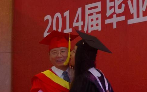 成都大学终于一片祥和，校长和师生们戮力同心，成大发展未来可期