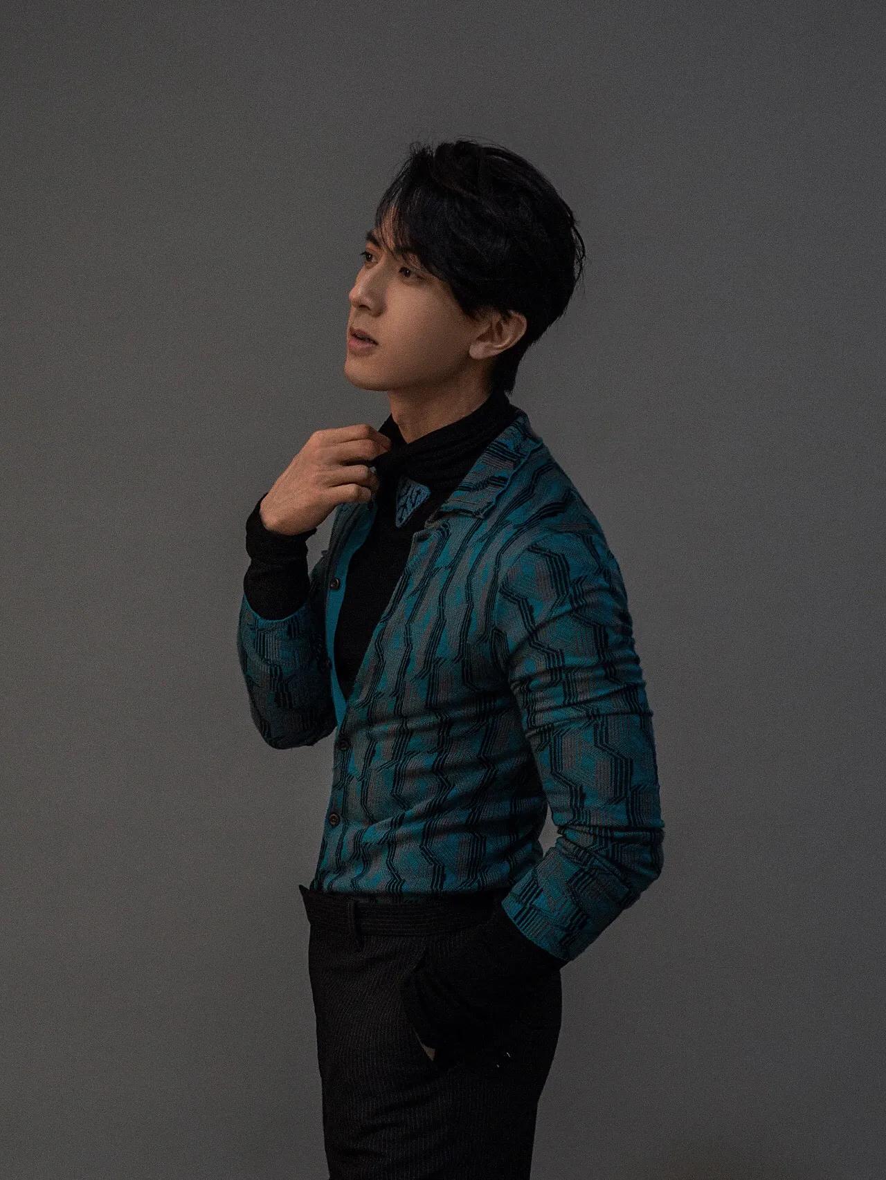 吴尊和儿女戴黑框眼镜拍大片，8岁max变圆润，五官和爸爸一模一样