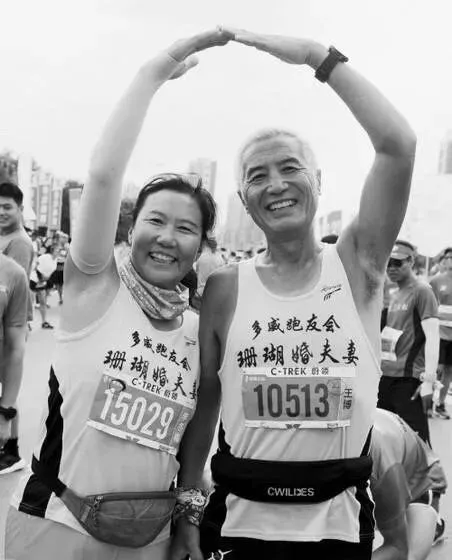 六旬夫妻为抗癌健身,10年跑103场马拉松:这是真·爱情长跑