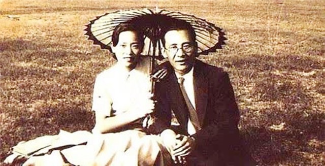 妻子卧病在床，他提前为妻子写挽联，妻子看后：我一定比你活得长