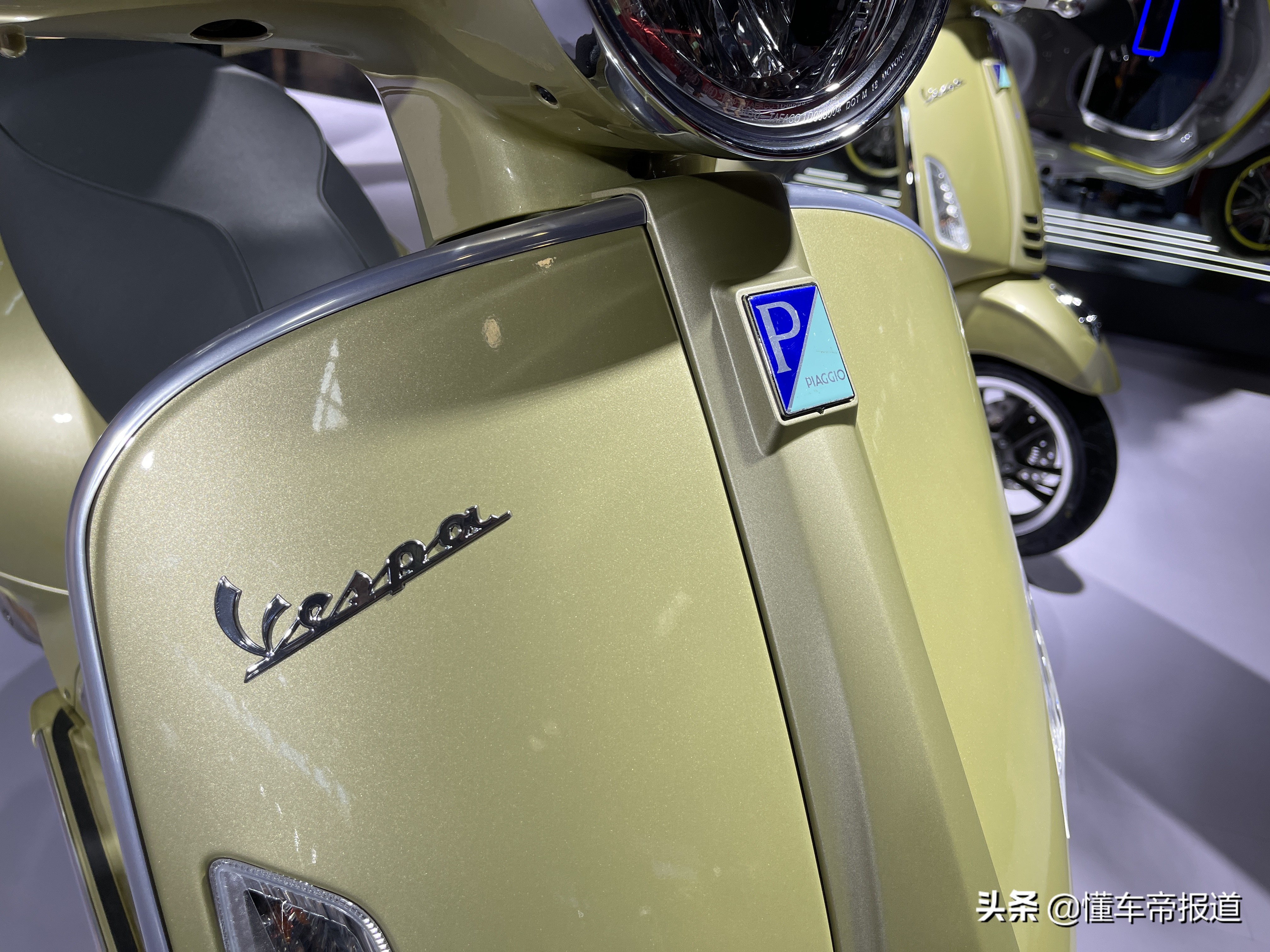 新车 </p><p>　　 复古踏板天花板？Vespa金色75周年特别版上市，售3.88万元起