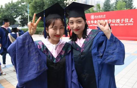 学生被民办本科录取，学费一年2.8万，家长无奈，生活费该给多少