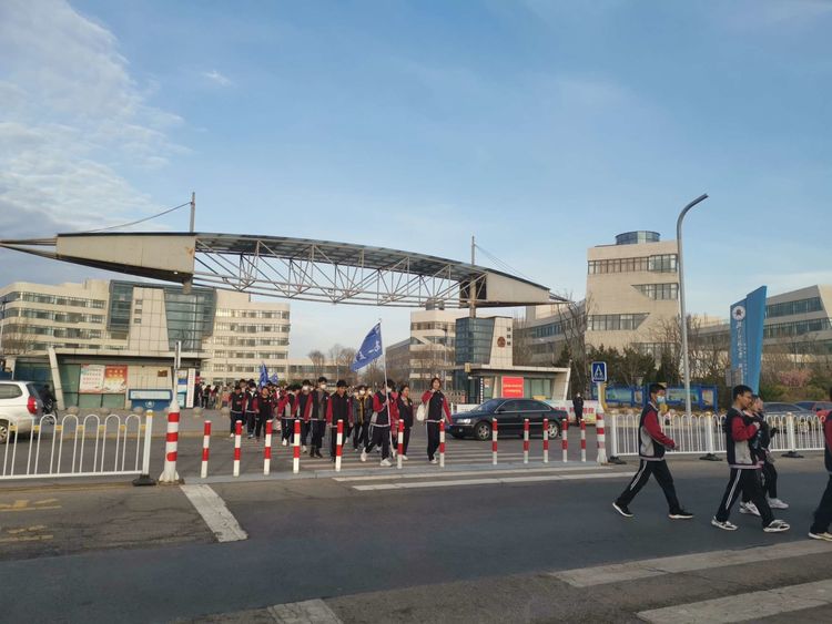 潍坊滨海国际学校组织徒步拉练活动