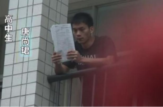 33岁高考“钉子户”，复读12年只为上学，考上名校却选择放弃