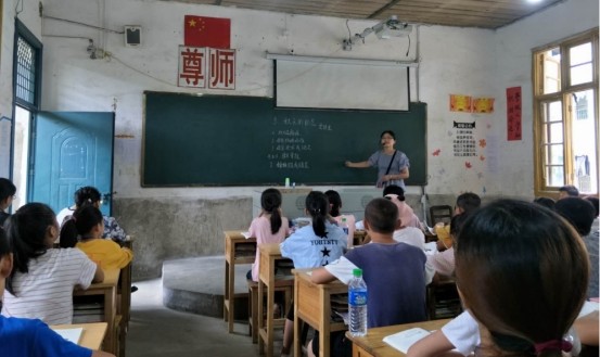 深圳一中学教师工资曝光，到手薪资让人眼红，难怪名校硕博都要去