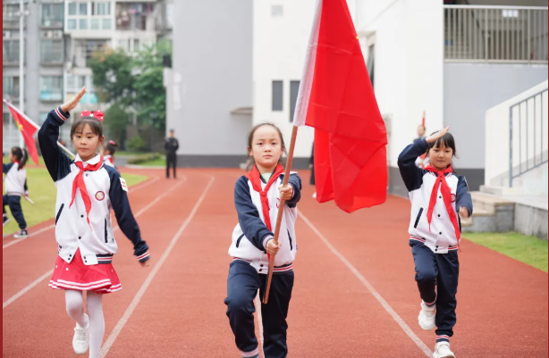 成都市各学校开展“少年先锋队建队日”系列活动