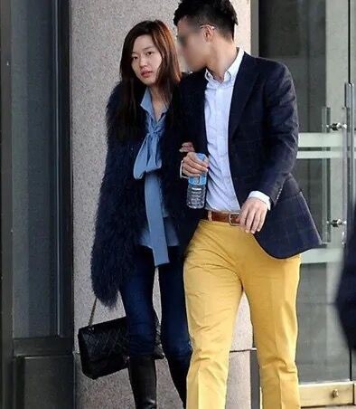 影后全智贤身材太辣，大方秀出马甲线，与百亿富豪老公已生两娃